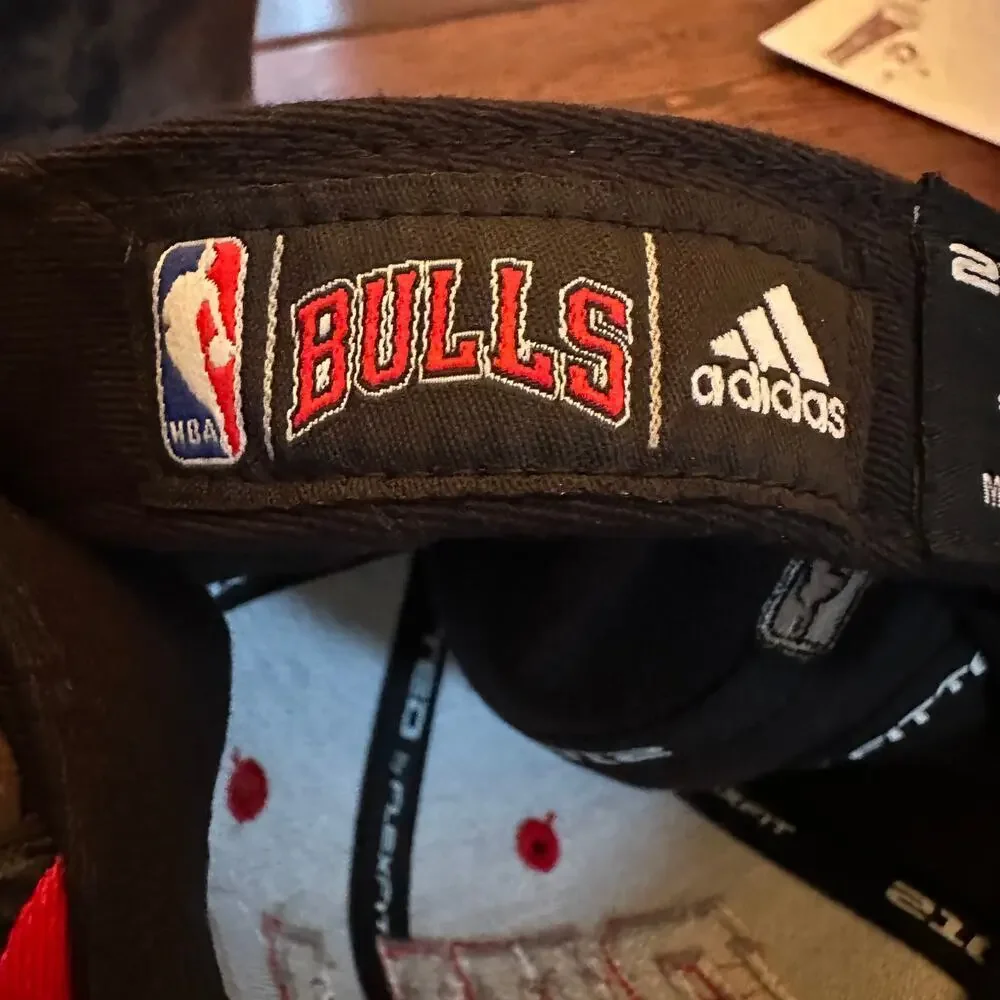 Adidas Chicago Bulls NBA Fitted Hat 210 Flexfit 7 1/4 7 5/8 Plaid Brim Black Red